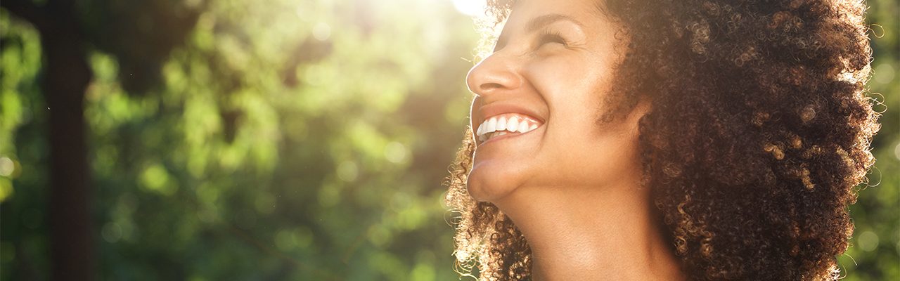 close_up_portrait_beautiful_confident_woman_laughing_nature_2936